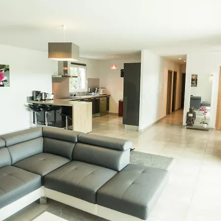 Feriehus Peaceful Holiday Home In Lezignan-Corbieres With Pool